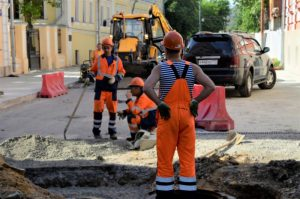 Ямы на проезжей части залатали в малом Краснорудном тупике